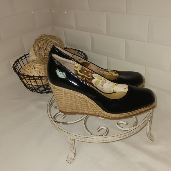 Anne Klein Black Patent Leather Round Toe Wedges. Size 6M - Picture 4 of 5